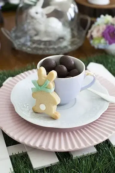 Decoração de páscoa com mini ovos em xícara e biscoito de coelho