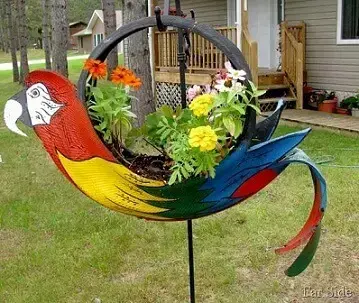 Decoração em formato de ave de artesanato com pneus