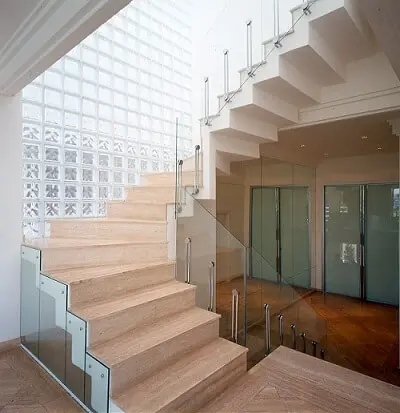 Escada com cobogó de vidro Projeto de Brunete Fraccaroli