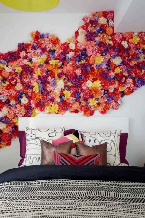 Explosão de cores com esses arranjos de flores artificiais no quarto