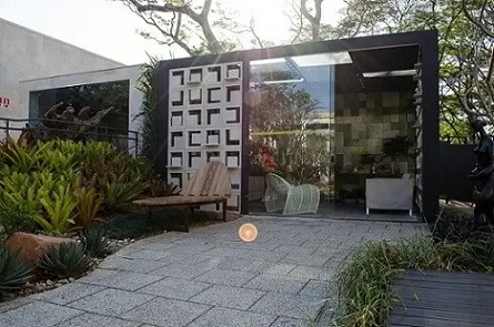 Fachada de casa com vidro e cobogó brancos Projeto de Casa Cor SP 2017