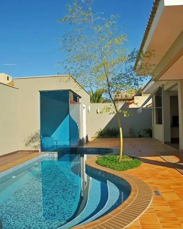 Forme lindas composição com a presença do piso para piscina de cerâmica