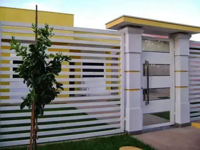 Frente de casas simples com muro e portão Projeto de Mariana Arnellas
