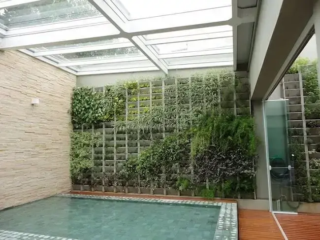 Jardim vertical e telhado de vidro