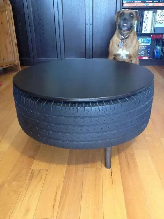 Mesa feita com pneu e pés de madeira