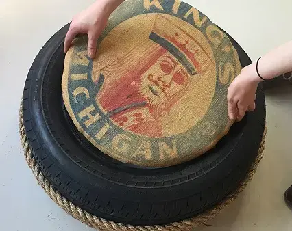 Móvel temático de artesanato com pneus