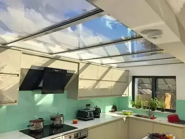 O telhado de vidro ilumina a cozinha
