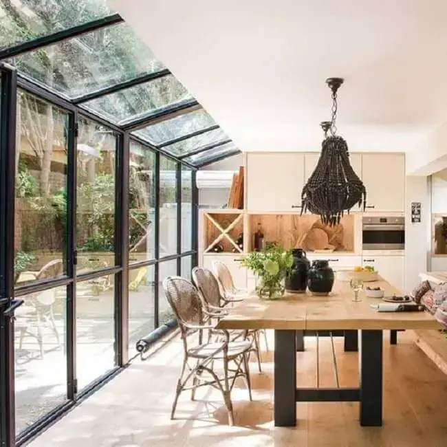 O telhado de vidro reduz a necessidade de energia elétrica no imóvel