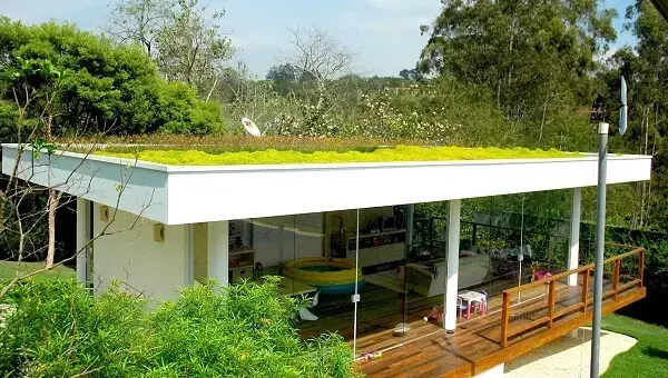 O telhado verde permite a retenção da água da chuva para reuso