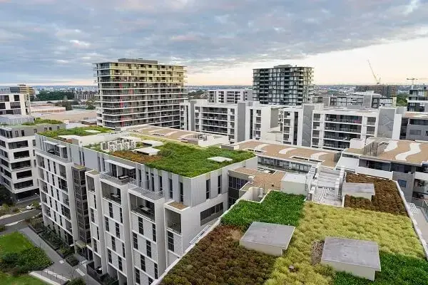 Os edifícios comerciais e residencias adotam o telhado verde