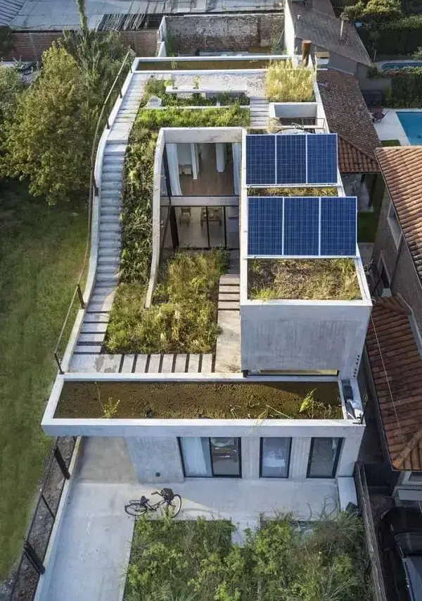 Os pavimentos dessa casa receberam a presença do telhado verde