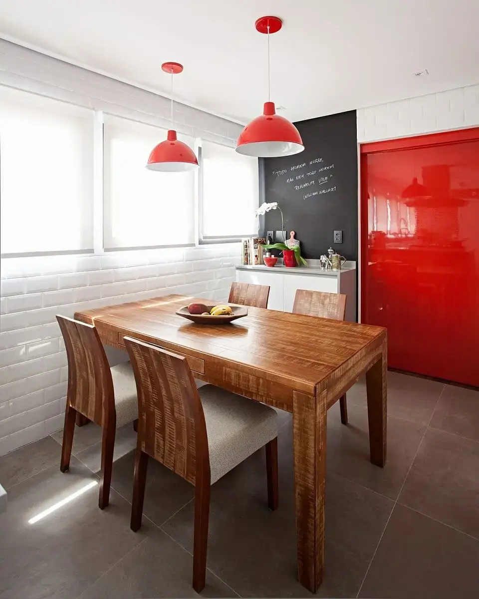 Parede com tinta lousa para decoração de sala de jantar branca e vermelha Foto Korman Arquitetos