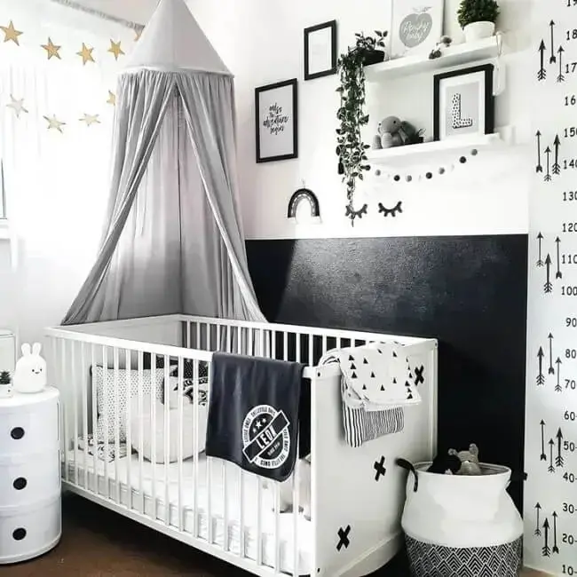 Quarto de bebê preto e branco é moderno e sofisticado