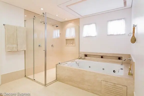 Sala de banho em mármore travertino Projeto de Camila Badaro