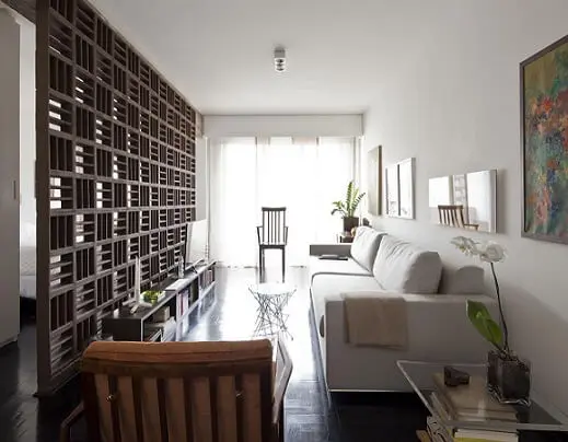 Sala de estar e quarto divididos por parede de cobogó Projeto de Filipe Ramos