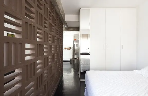 Sala de estar e quarto divididos por parede de cobogó Projeto de Filipe Ramos1