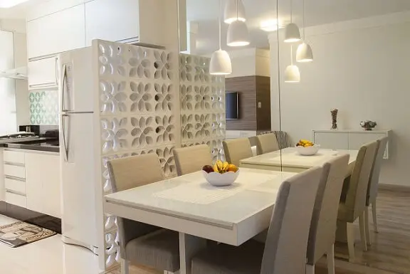 Sala de jantar e cozinha separadas por divisória de cobogó branco Projeto de TT Interiores