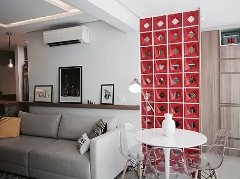 Sala integrada à copa com cobogó vermelho Projeto de Glaucio Gonçalves