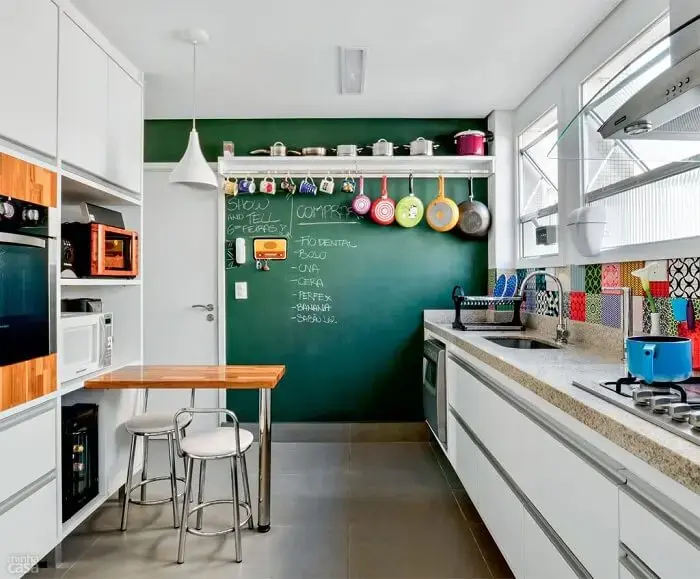Tinta de lousa é perfeita para decorar a cozinha simples