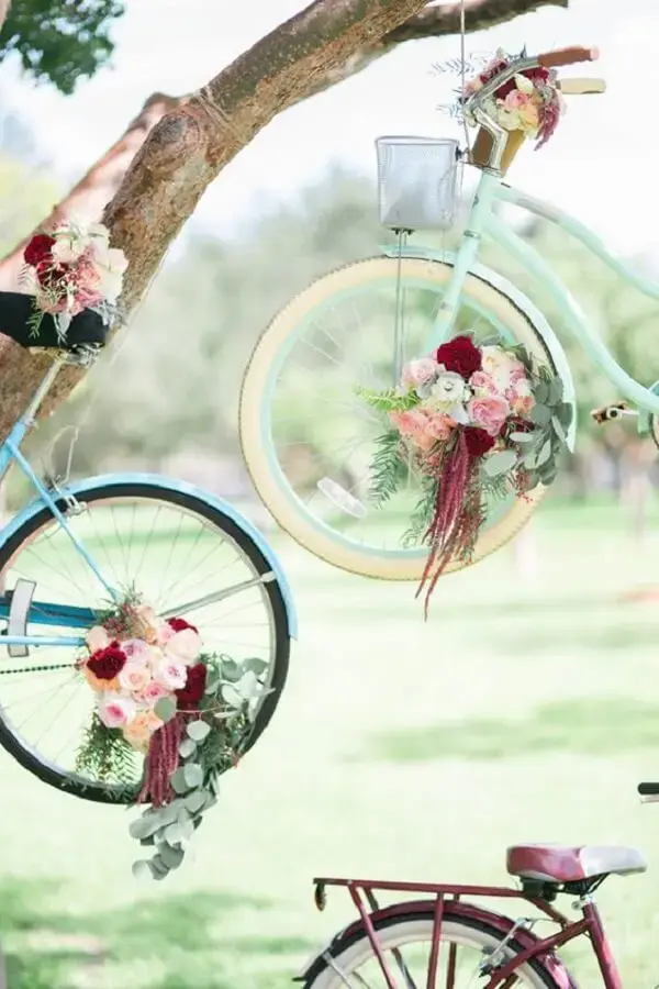 Use bicycles in simple wedding decor