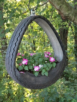Vaso de flores de artesanato com pneus
