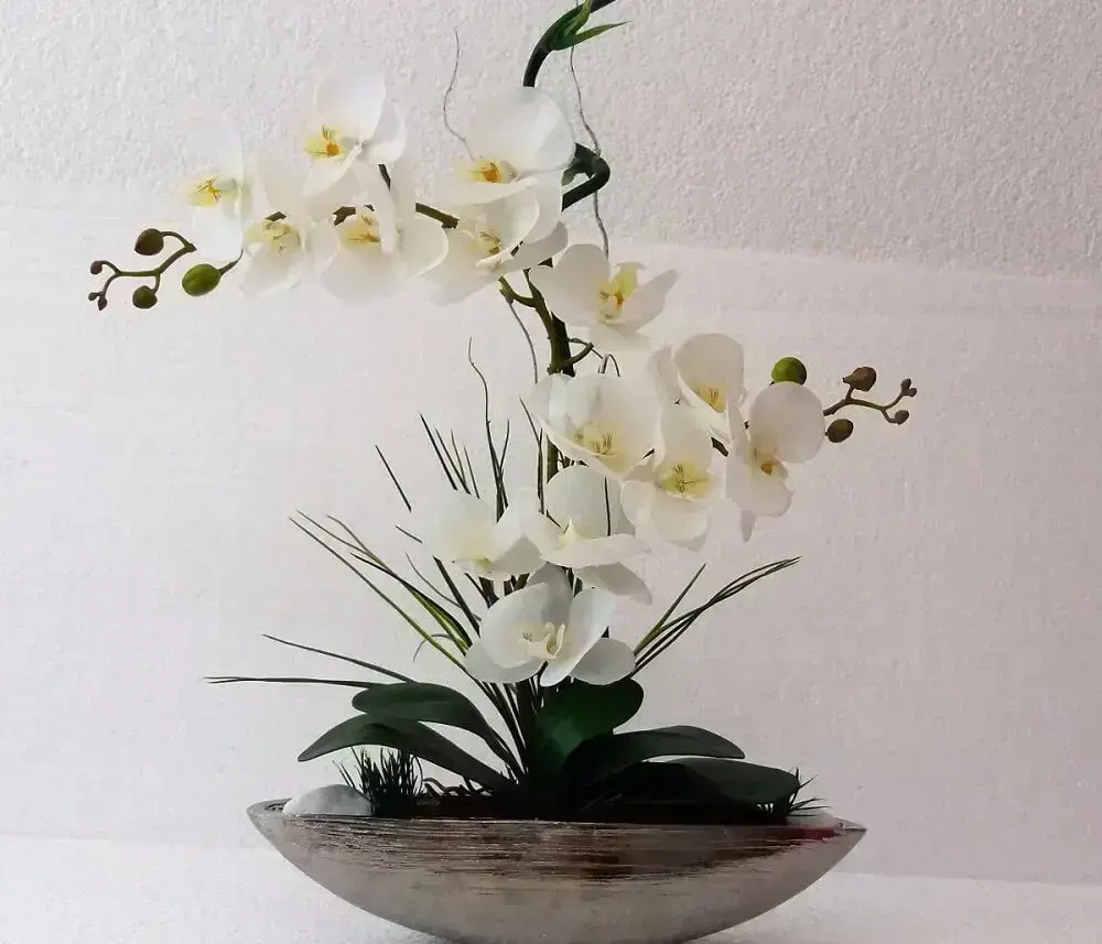 arranjo de flor artificial com orquídeas