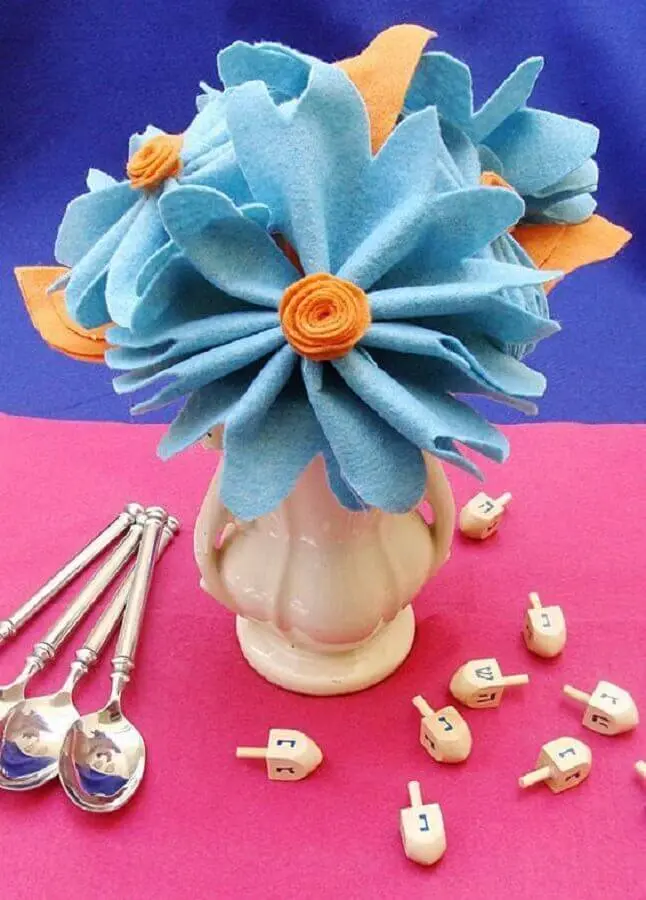 artesanato de feltro para decoração de vasinho de flores 