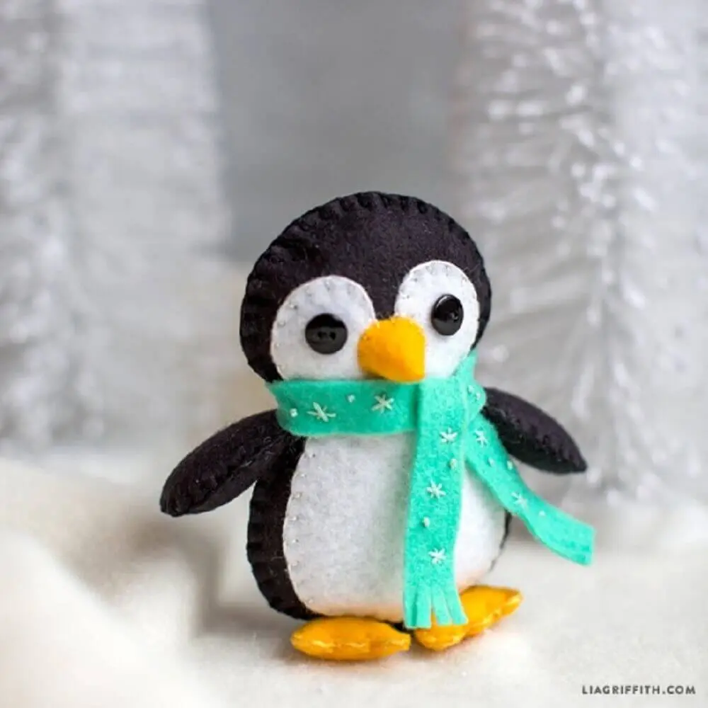 Pinguim em artesanato com feltro 