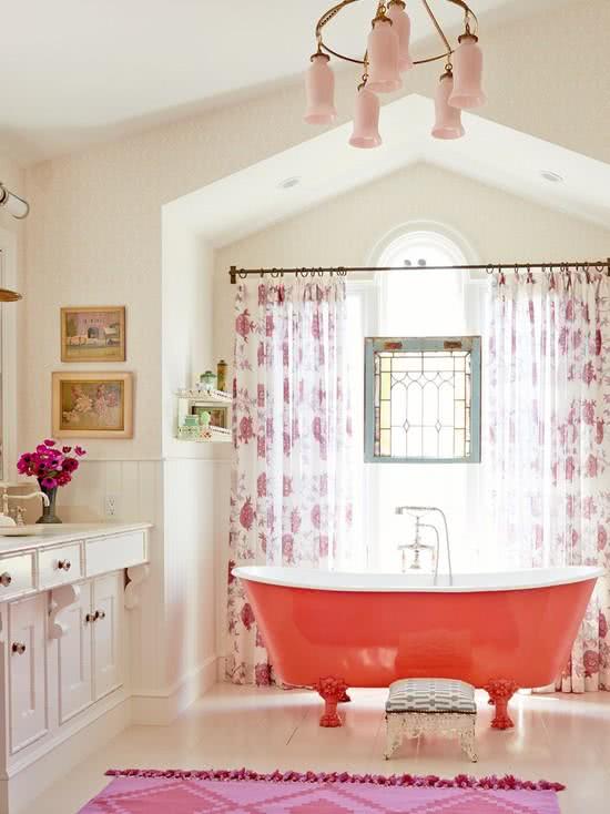 Banheiro com banheira cor de rosa