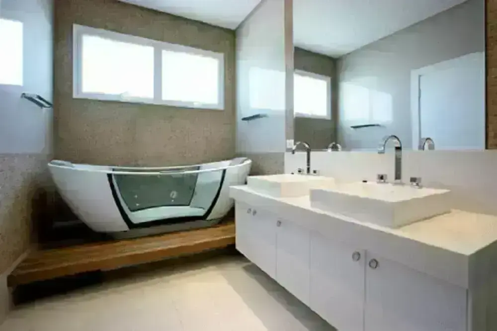  Banheiro com banheira de louça e vidro