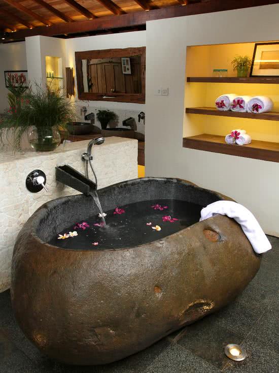 Banheiro com banheira de pedra redonda