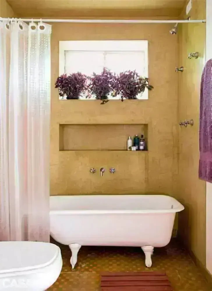  banheiro super delicado com banheira em pé e cortina 