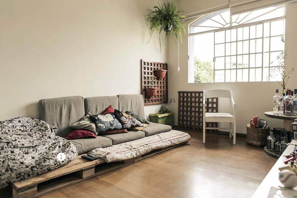 Decoração de sala com sofá de paletes