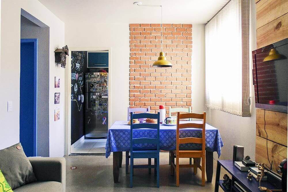 Decoração sala de jantar com parede de tijolinho 