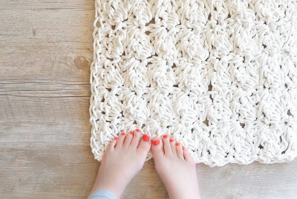 decoração com tapete de crochê quadrado