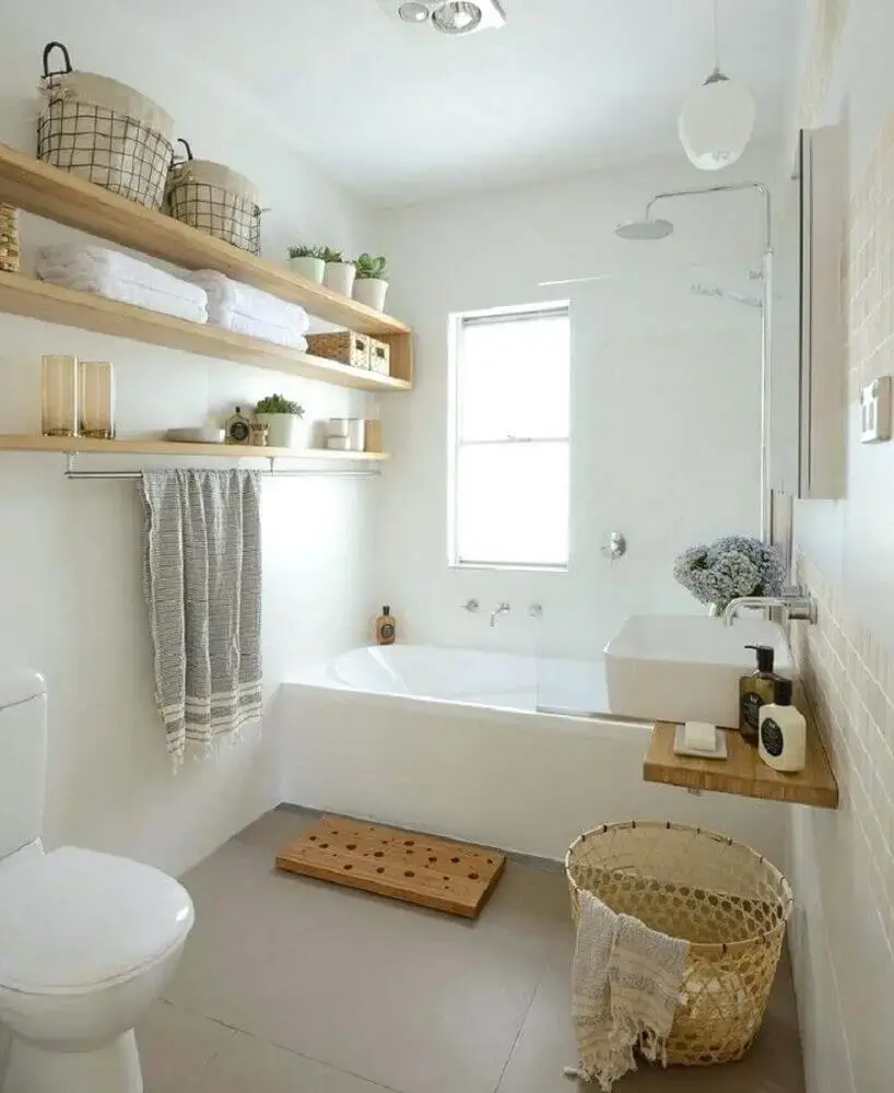 Decoração de banheiro simples com prateleiras de madeira