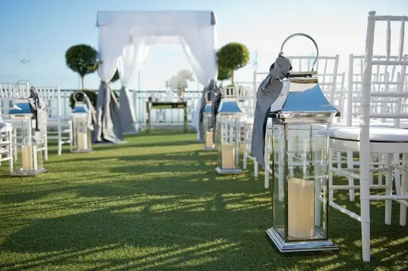 simple outdoor wedding decoration with lamps