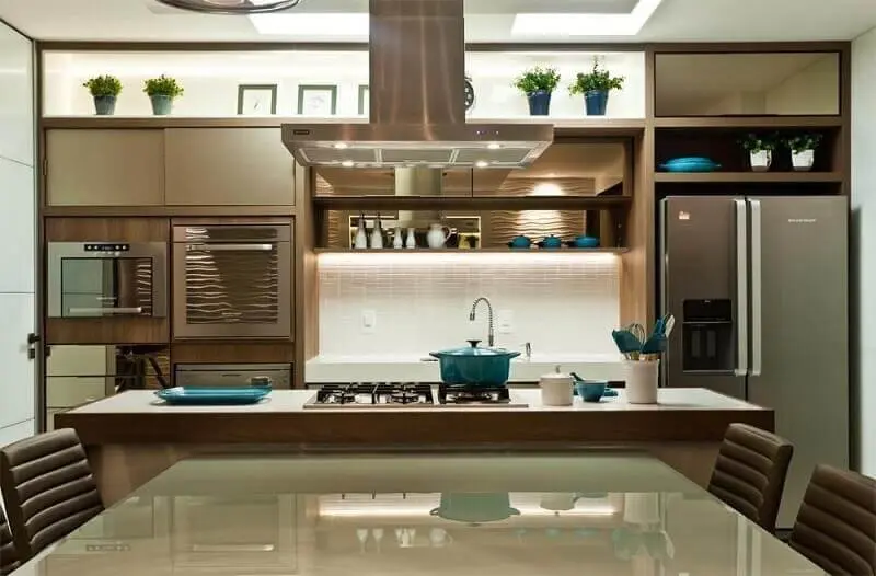 Cozinha decorada em cores neutras 