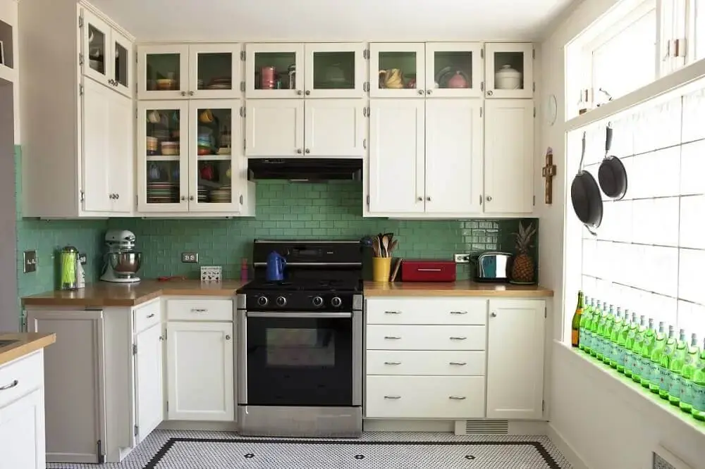 Decoração de cozinha simples com azulejos verdes
