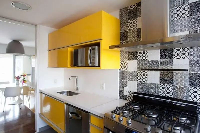 decoração de cozinhas pequenas com azulejo decorativo 