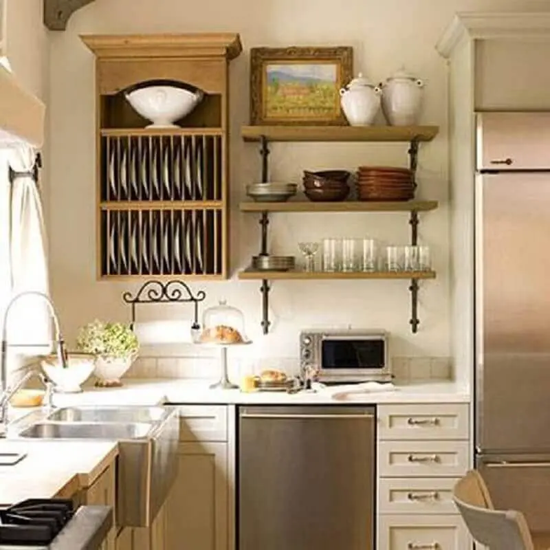 Invista em prateleiras para decoração de cozinhas pequenas 