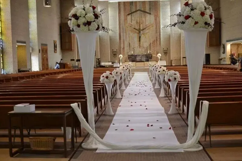 decoração de igreja para casamento com flores brancas e vermelhas