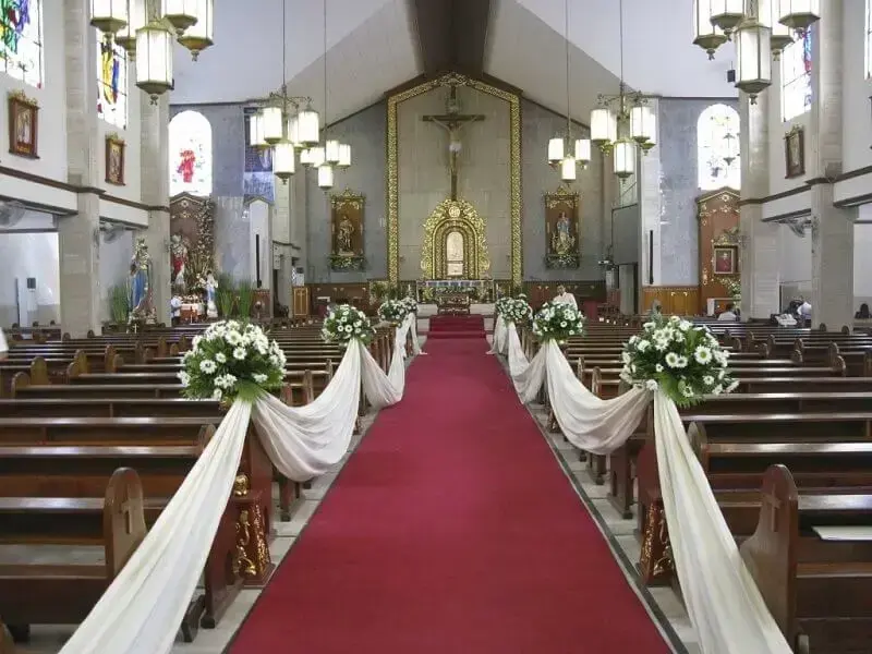 decoração de igreja para casamento com flores brancas