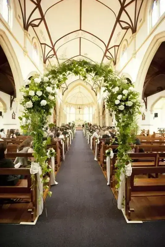 decoração de igreja para casamento com flores