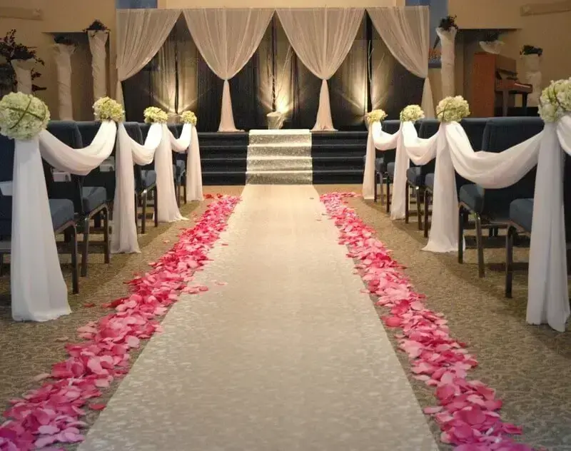 decoração de igreja para casamento com pétalas de rosas