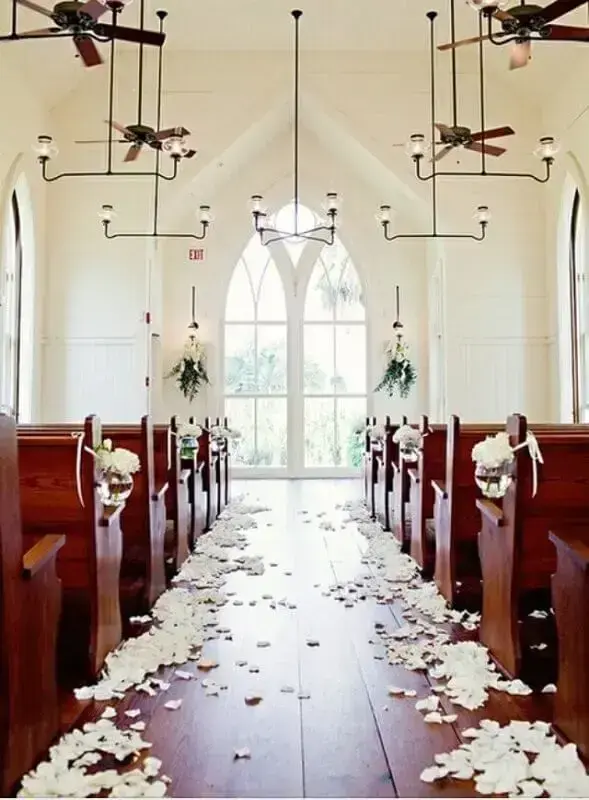 decoração de igreja para casamento com pétalas de rosas