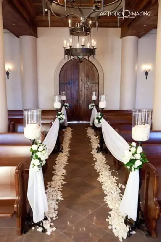 decoração de igreja para casamento com velas e flores