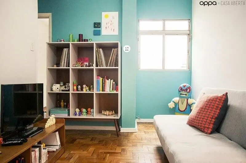 decoração de sala pequena com estante para livros