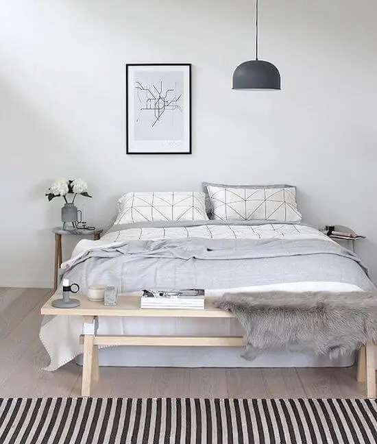 decoração minimalista no quarto com tapete listrado