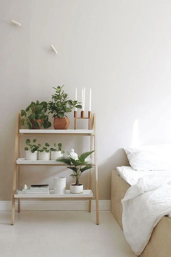 decoração minimalista no quarto criado mudo com plantas